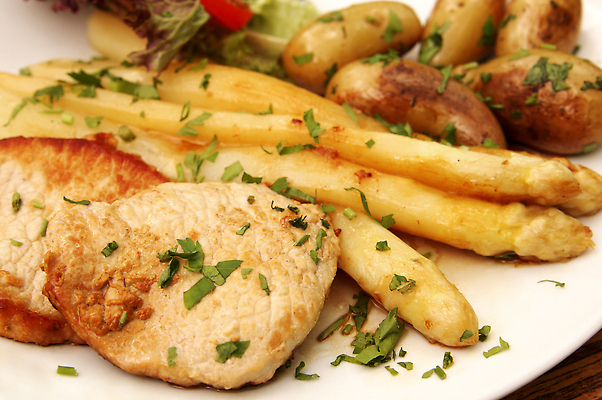 포토 JPG 해외이미지 접시 음식 채소 감자 독일 육류 돼지고기 스테이크 요리 사람없음 식사 저녁식사 튀김 그릴 굽기 아스파라거스 가리비 점심식사 해외202309 해외포토 식기 유럽 식재료 주방용품 조개 서양음식 구이 파일형식