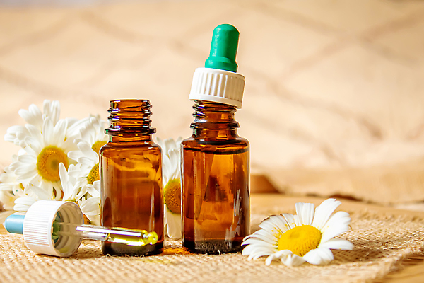 포토 JPG 해외이미지 사람없음 오일 아로마테라피 내추럴 에센스 오일병 캐모마일 해외202309 해외포토 꽃 음식 화장품 허브 테라피 파일형식