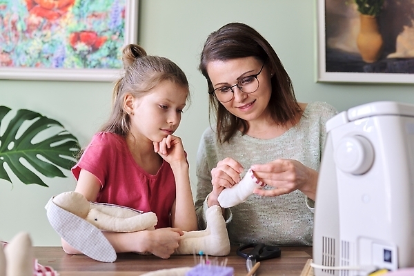 포토 JPG 해외이미지 여자 어린이 인형 손짓 상반신 성인 두명 앞모습 턱괴기 바느질 재봉틀 책상 재봉기구 핸드메이드 여자만 해외202309 해외포토 뷰포인트 가구 모션 사람 기구 파일형식