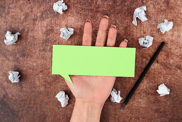 포토 JPG 해외이미지 손 종이 백그라운드 컨셉 말풍선 신체부위 연필 공백 구김 종이뭉치 카피스페이스 해외202309 해외포토 모션 학용품 사람 필기구 뭉치 파일형식