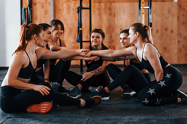 포토 JPG 해외이미지 전신 여자 앉기 여러명 성인 앞모습 옆모습 파이팅 헬스 힘 헬스장 근육질 손모으기 성인여자만 크로스핏 해외202309 해외포토 뷰포인트 다수 모션 근육 사람 손짓 운동 몸매 여자만 성인만 파일형식