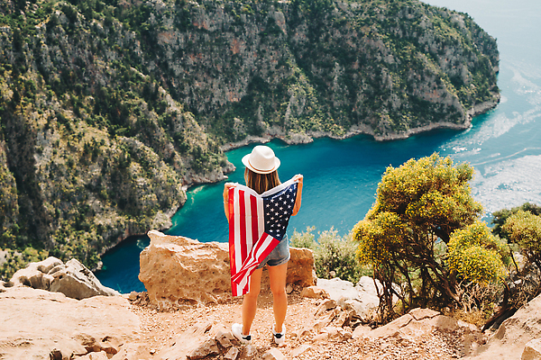 포토 JPG 해외이미지 백인 바다 여행 자연 휴가 산 한명 야외 뒷모습 물 미국 하이킹 자유 깃발 만 4 성조기 민주주의 심볼 기념물 애국심 7월 독립 비자 전국 정부 이민 해외202309 해외포토 자연요소 서양인 1 뷰포인트 이동 컨셉 북아메리카 레저 사람 숫자 날짜 국기 생태계 파일형식