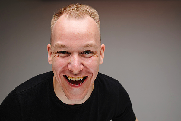 포토 JPG 해외이미지 백인 1 라이프스타일 남자 행복 감정 회색배경 실내 표정 한명 웃음 금발 기쁨 주름 자르기 흥분 해외202309 해외포토 서양인 헤어스타일 백그라운드 모션 사람 내부 생활 회색 파일형식