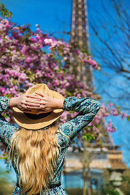 포토 JPG 해외이미지 백인 배너 여자 꽃 행복 유럽 여행 건축양식 교통시설 하늘 휴가 한명 사람 야외 물 강 뷰티 여행객 탑 낭만 프랑스 도시 보트 크루즈 프랑스어 랜드마크 수도권 스타일 카피스페이스 파리(프랑스) 해외202309 해외포토 자연요소 서양인 식물 문자 1 건축물 건축 감정 나라 교통 컨셉 배_교통 공백 시설 지역 파일형식