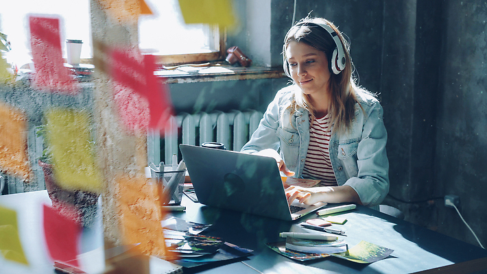 포토 JPG 해외이미지 백인 여자 행복 감정 음악 컬러 스티커 비즈니스 사업가 유리 탁자 휴식 직장 실내 한명 미소 앉기 노트북 컴퓨터 금발 사무실 헤드폰 듣기 춤 작업 비즈니스우먼 기자 디자이너 종업원 포스트잇 단절 독립 부주의 프리랜서 밀레니얼 해외202309 해외포토 서양인 직업 1 헤어스타일 음향기기 가구 컨셉 회사 모션 재질 문화예술 표정 사람 내부 경제 전자제품 메모지 직장인 파일형식