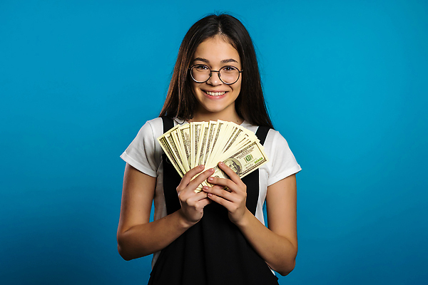 포토 JPG 해외이미지 백인 응시 여자 행복 백그라운드 지폐 돈 비즈니스 성공 한명 서기 사람 성인 금융 뷰티 달러 잡기 우승 절약 부채 행운 재산 흥분 이익 계산서 월급 고립 복권 수입 승자 해외202309 해외포토 서양인 1 시선 감정 컨셉 모션 경제 최고 파일형식