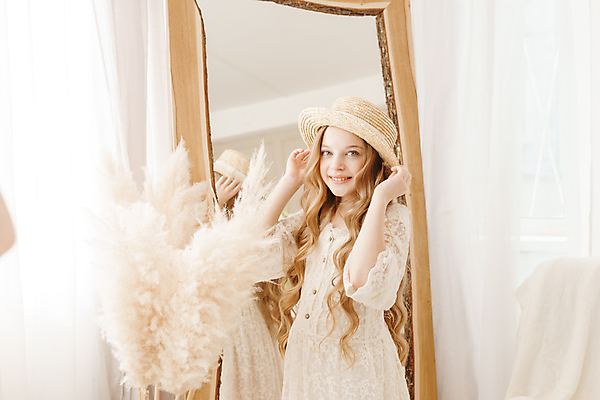 포토 JPG 해외이미지 서양인 원피스 여자 따뜻함 한명 상반신 10대 반사 흰색 잡기 커튼 밀짚모자 십대여자한명만 해외202309 해외포토 외국인 모자_잡화 1 옷 컬러 모션 청소년 사람 여자한명만 십대여자만 파일형식