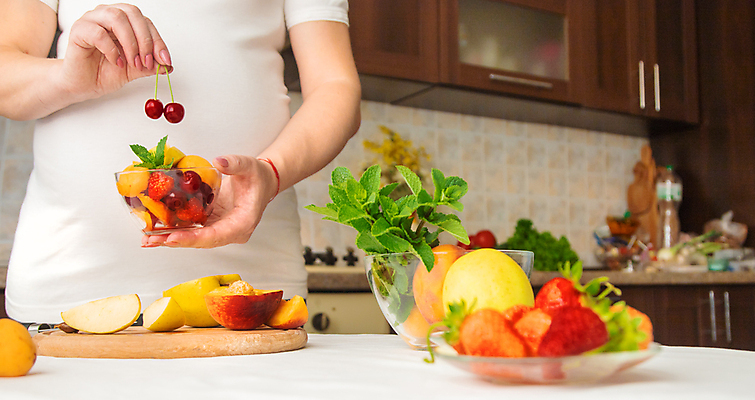 포토 JPG 해외이미지 그릇 여자 행복 줄기 딸기 도마 건강 관리 한명 들기 성인 주방 임산부 임신 체리 사과 허브 복숭아 살구 성인여자한명만 해외202309 해외포토 식물 1 식기 감정 과일 모션 주방용품 사람 여자한명만 성인여자만 파일형식