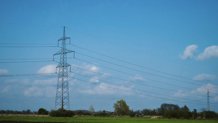 포토 JPG 해외이미지 공원 산업 로우앵글 자연 하늘 사람없음 야외 파란색 탑 에너지 연결 위험 큼 일렬 봉 경고문 철강 카피스페이스 해외202309 해외포토 건축물 공공시설 뷰포인트 컬러 컨셉 경고 공백 크기 생태계 파일형식