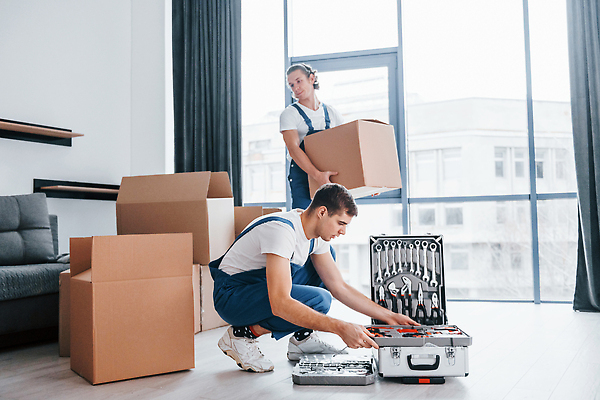 포토 JPG 해외이미지 전신 백인 남자 유니폼 실내 들기 성인 두명 옆모습 상자 이사 공구함 멜빵바지 이삿짐 웅크림 이삿짐센터 성인남자만 해외202309 해외포토 서양인 옷 뷰포인트 바지 모션 사람 내부 공구 멜빵 남자만 성인만 파일형식