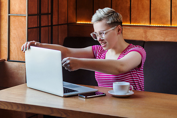 포토 JPG 해외이미지 백인 직업 여자 안경 인터넷 비즈니스 청소년 노동자 관리 한명 앉기 노트북 컴퓨터 사무실 스크린 힘 주먹 권투 분노 짜증 업무 작업 비즈니스우먼 방어 좌절 위험 공격 싸움 온라인 공격적 반응 심각 위기 프리랜서 해외202309 해외포토 서양인 1 잡화 감정 컨셉 모션 어류 사람 전자제품 격투기 직장인 파일형식