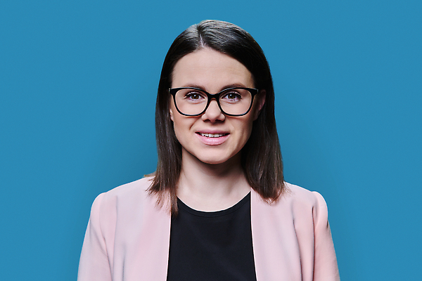 포토 JPG 해외이미지 백인 모델 직업 응시 여자 행복 유럽 안경 얼굴 포즈 백그라운드 비즈니스 사업가 성공 실내 한명 사람 성인 파란색 세트 뷰티 머리 유행 흰색 스마트 그림 문서 시력 여권 슛 비전 시력검사 고립 광학 해외202309 해외포토 서양인 1 시선 잡화 감정 나라 컬러 컨셉 내부 신체부위 검사_조사 파일형식