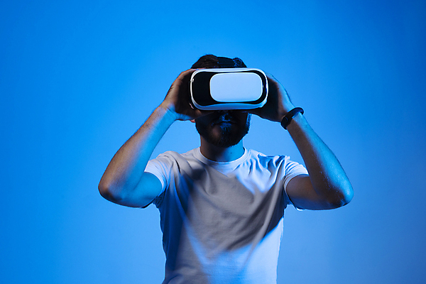 포토 JPG 해외이미지 남자 미래 기술 한명 상반신 성인 앞모습 파란색 게임 잡기 가상현실 성인남자한명만 오큘러스 VR기기 해외202309 해외포토 1 뷰포인트 컬러 컨셉 모션 놀이 사람 기계 남자한명만 성인남자만 파일형식