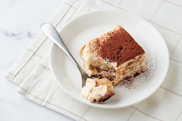 포토 JPG 해외이미지 전통 접시 커피 음식 조각 부분 탁자 휴가 디저트 치즈 요리 사람없음 갈색 케이크 이탈리아 카페 기쁨 빵집 흰색 신선 이탈리아음식 달콤 맛 유혹 설탕 먹기 크림 코코아 크림치즈 페스츄리 핸드메이드 티라미수 맛있는 해외202309 해외포토 식기 감정 유럽 음료 빵 컬러 가구 컨셉 모션 유제품 서양음식 상점 파일형식