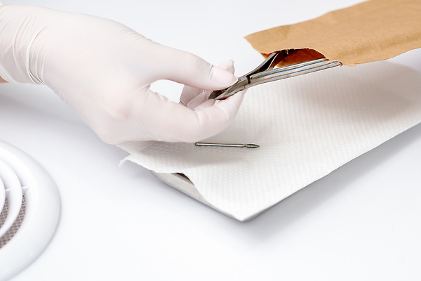 포토 JPG 해외이미지 손 여자 성인 두명 신체부위 손톱관리 위생장갑 꺼내기 네일샵 네일용품 키친타올 성인여자만 해외202309 해외포토 장갑 모션 사람 상점 미용용품 화장지 네일아트 여자만 성인만 파일형식