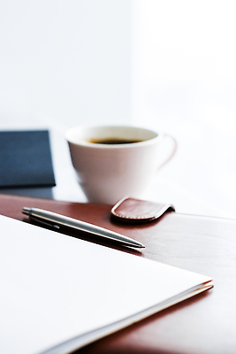 포토 JPG 해외이미지 백그라운드 사람없음 사무실 펜 공책 클래식 커피잔 가죽 해외202309 해외포토 커피 컨셉 비즈니스 문구용품 잔 필기구 파일형식