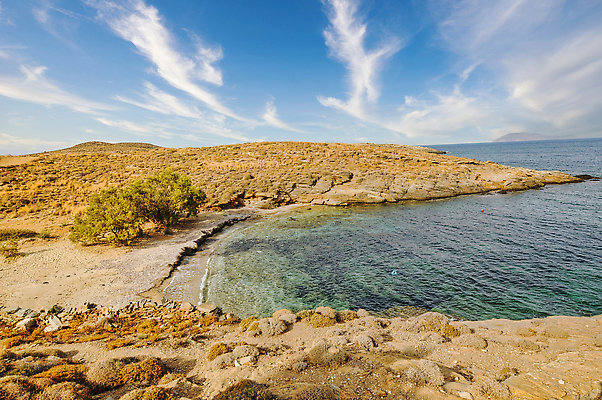 포토 JPG 해외이미지 모래 파도 바다 섬 여행 하늘 휴가 휴식 풍경 사람없음 물 여름 햇빛 태양 맑음 수영 조약돌 만 그리스 해외202309 해외포토 자연요소 계절 유럽 컨셉 날씨 돌_바위 수상스포츠 파일형식