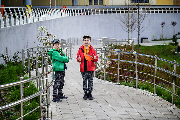 포토 JPG 해외이미지 백인 라이프스타일 공원 남자 행복 얼굴 어린이 음악 스포츠 백그라운드 2 학교 자연 거리 함께함 사람 앉기 소년 야외 두명 10대 가로 물 친구 유행 봄 우정 흰색 도시 해외202309 해외포토 자연요소 서양인 계절 공공시설 교육 감정 컬러 컨셉 관계 모션 청소년 문화예술 생활 신체부위 생태계 파일형식