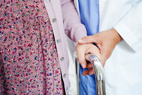 포토 JPG 해외이미지 여자 노년 행복 할머니 엄마 주택 건강 병원 미소 동양인 사람없음 치료 약 걷기 건강관리 희망 산책 고통 환자 간호사 의사 도움 은퇴 간호 서비스 만족 노력 장애 돌봄 옛날 재활 지원 헬프 안락 해외202309 해외포토 감정 컨셉 의학 가족 모션 휴식 표정 관리 사람 인종 성인 건물 의료진 파일형식