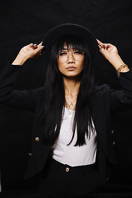 포토 JPG 해외이미지 모델 라이프스타일 옷 여자 행복 백그라운드 한명 사람 동양인 성인 뷰티 유행 우주 흰색 자신감 우아함 시원함 베트남 스타일 해외202309 해외포토 1 감정 컬러 컨셉 인종 생활 동남아시아 파일형식