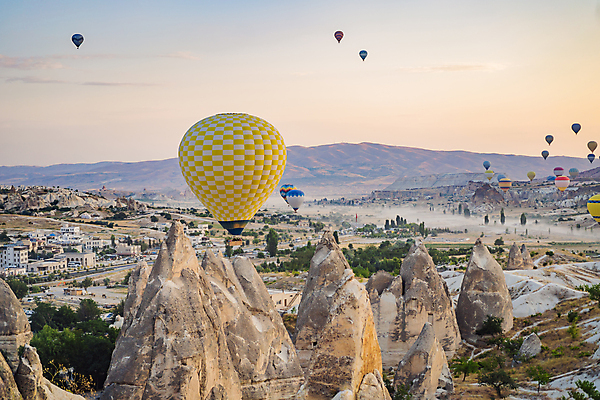 포토 JPG 해외이미지 여행 하늘 사람없음 야외 일몰 로맨틱 열기구 기암괴석 튀르키예 해외202309 해외포토 아시아 컨셉 항공교통 노을 바위_돌 파일형식