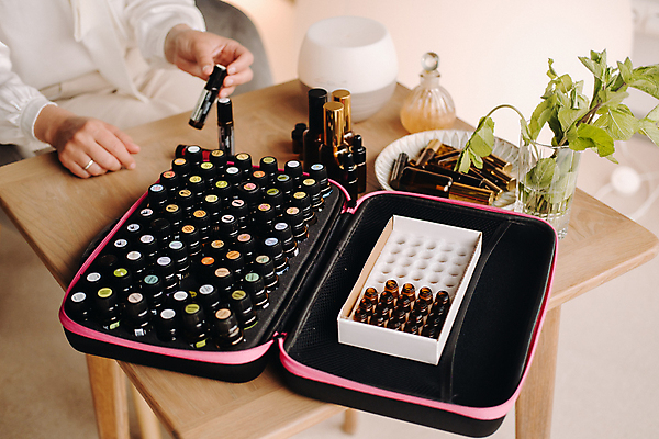 포토 JPG 해외이미지 여자 재료 한명 들기 상반신 성인 화장품 다양 선택 오일 아로마테라피 테라피 치료사 성인여자한명만 해외202309 해외포토 직업 1 음식 다수 컨셉 모션 사람 뷰티 여자한명만 성인여자만 파일형식