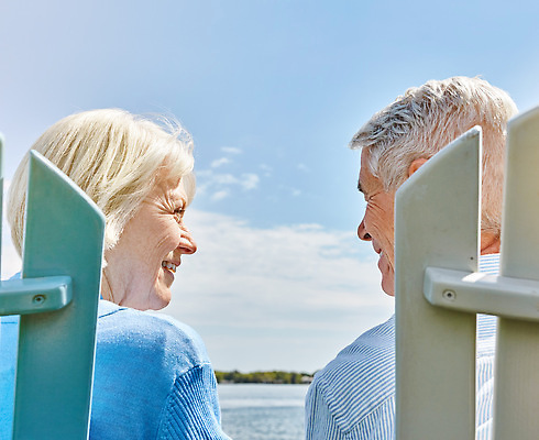 포토 JPG 해외이미지 여자 노년 남자 행복 여행 벤치 휴식 웃음 상반신 야외 두명 옆모습 마주보기 노부부 노인만 해외202309 해외포토 부부 감정 뷰포인트 컨셉 의자 모션 표정 사람 성인 성인만 파일형식