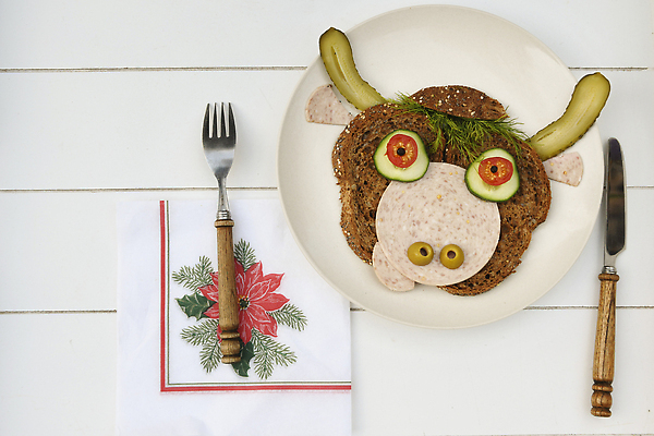 포토 JPG 해외이미지 모양 동물 접시 행복 얼굴 음료 음식 빵 컬러 백그라운드 다이어트 아침 휴가 오이 치즈 아이디어 샌드위치 요리 사람없음 장식 농장 저녁식사 빵집 우유 흰색 신선 입 소 아침식사 먹기 카나페 황소 햄 귀 캐리커처 프랑크푸르트 핸드메이드 해외202309 해외포토 주간 식기 감정 컨셉 농업 채소 포유류 모션 유제품 서양음식 독일 건강 육류 신체부위 상점 식사 도시 그림 파일형식