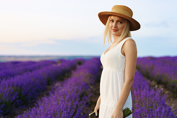 포토 JPG 해외이미지 여자 꽃다발 꽃밭 한명 들기 상반신 성인 야외 스마트폰 금발 일몰 밀짚모자 라벤더 프로방스 성인여자한명만 해외202309 해외포토 모자_잡화 1 헤어스타일 꽃 모션 사람 핸드폰 스마트기기 노을 허브 여자한명만 성인여자만 파일형식