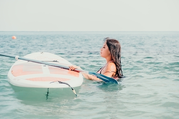 포토 JPG 해외이미지 라이프스타일 행복 실루엣 스포츠 바다 분홍색 여행 자연 하늘 휴가 휴식 건강 한명 서기 야외 물 비키니 운동 뷰티 여행객 일출 일몰 자유 서핑보드 서핑 저녁 서퍼 해외202309 해외포토 자연요소 1 수영복 감정 컬러 컨셉 모션 운동선수 촬영기법 사람 생활 노을 수상스포츠 보드_스포츠 야간 생태계 파일형식