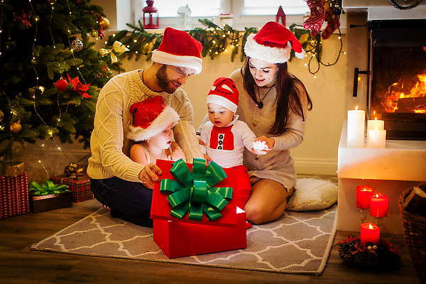 포토 JPG 해외이미지 나무 라이프스타일 계절 딸 행복 아들 얼굴 어린이 크리스마스 겨울 가족 엄마 불 휴가 새로움 주택 실내 선물 사람 소년 여러명 장식 빨간색 빛 뷰티 산타클로스 디지털 어둠 놀람 축하 표현 오픈 아빠 연도 벽난로 마법 크리스마스이브 해외202309 해외포토 자연요소 식물 기념일 남자 감정 컬러 다수 컨셉 관계 표정 내부 건물 생활 신체부위 파일형식