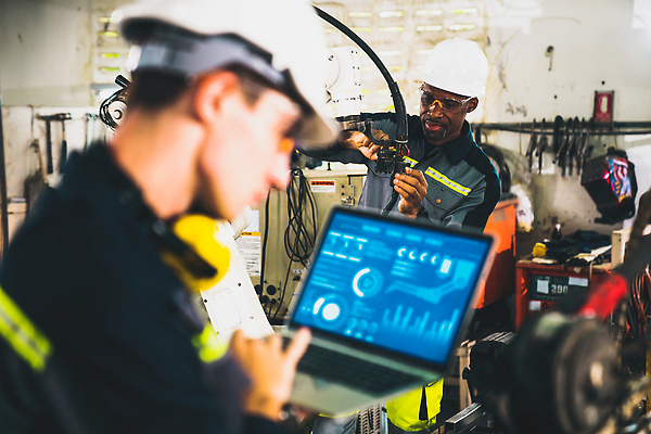 포토 JPG 해외이미지 남자 산업 공장 노동자 작업복 상반신 성인 두명 노트북 기계 과학기술 작업 엔지니어 소프트포커스 안전모 프로그래밍 성인남자만 해외202309 해외포토 직업 옷 공업 기술 촬영기법 사람 전자제품 기술자 헬멧 안전장비 개발 남자만 성인만 파일형식