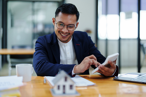 포토 JPG 해외이미지 남자 비즈니스 부동산 주택 한명 들기 동양인 상반신 성인 앞모습 모형 거래 계산기 중개인 계약 문서 계약서 성인남자한명만 안경낌 해외202309 해외포토 직업 1 안경 뷰포인트 모션 문구용품 사람 인종 건물 장비 재산 남자한명만 성인남자만 파일형식