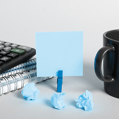 포토 JPG 해외이미지 종이 백그라운드 사람없음 파란색 머그컵 메모지 구김 종이뭉치 카피스페이스 해외202309 해외포토 컬러 모션 컵 사무용품 공백 뭉치 파일형식