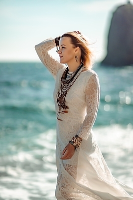 포토 JPG 해외이미지 모델 라이프스타일 드레스 여자 행복 모래 바다 결혼 백그라운드 장신구 자연 하늘 관리 한명 사람 앉기 성인 야외 물 뷰티 유행 자유 흰색 뜨개질 선탠 은색 정상 보석 부족 내추럴 무료 히피 스타일 세련 해외202309 해외포토 자연요소 1 옷 감정 컬러 컨셉 모션 이벤트 취미 생활 광석 생태계 파일형식