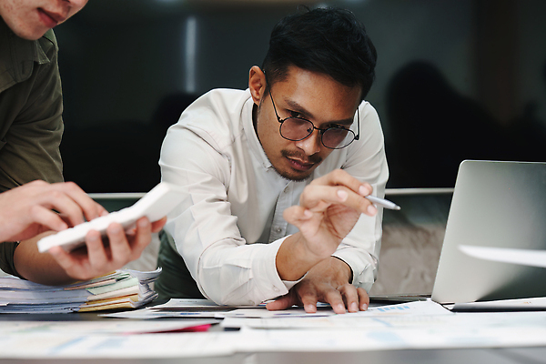 포토 JPG 해외이미지 직업 회사 비즈니스 사업가 통신 성공 회의 협력 설계 함께함 대화 한명 사람 금융 노트북 컴퓨터 사무실 업무 작업 비즈니스맨 비즈니스우먼 발표 그룹 계획 토론 종업원 분석 동료 보고서 경영자 문서 경영 마케팅 프로젝트 콜라보레이션 브레인스토밍 해외202309 해외포토 1 여자 남자 컨셉 관계 말하기 경제 전자제품 직장인 리더 파일형식