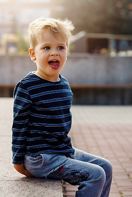 포토 JPG 해외이미지 백인 1 라이프스타일 응시 공원 행복 감정 어린이 포즈 장난 휴가 휴식 건강 웃음 사람 앉기 소년 야외 두명 여름 금발 햇빛 뷰티 맑음 기쁨 도시 흥분 긍정 보여주기 해외202309 해외포토 서양인 헤어스타일 시선 계절 공공시설 남자 컨셉 모션 날씨 표정 생활 태양 파일형식
