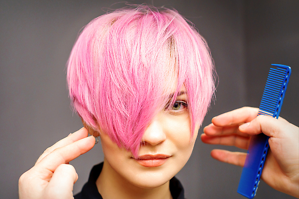 포토 JPG 해외이미지 손 응시 여자 분홍색 한명 상반신 성인 신체부위 머리카락 머리빗 미용실 미용사 머리손질 성인여자한명만 해외202309 해외포토 직업 1 시선 컬러 사람 뷰티 머리 미용용품 뷰티샵 여자한명만 성인여자만 파일형식