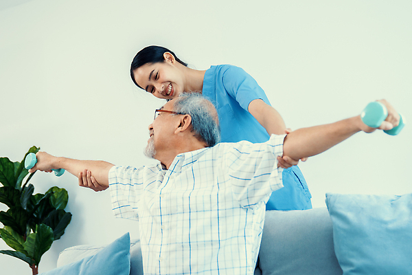 포토 JPG 해외이미지 여자 노년 남자 실내 서기 앉기 동양인 상반신 성인 앞모습 치료 실버라이프 마주보기 건강관리 힘 아령 환자 간호사 잡기 도움 손뻗기 간병인 노후건강 돌봄 돌봄서비스 해외202309 해외포토 직업 라이프스타일 뷰포인트 컨셉 의학 모션 건강 관리 사람 인종 내부 노후 의료진 서비스 파일형식