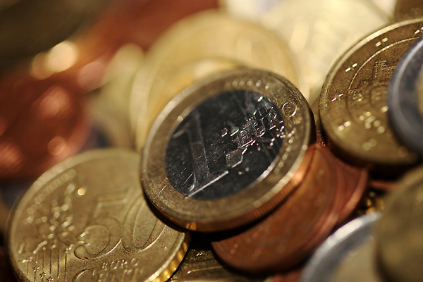 포토 JPG 해외이미지 1 유럽 백그라운드 컨셉 돈 2 비즈니스 성공 사람없음 금융 경제 세일 쌓기 금속 동전 저축 유로 흰색 절약 변화 시장 재산 황금 구매 은색 심볼 무역 투자 이익 가치 보물 계산서 월급 계좌 고립 수입 유럽연합 자금 해외202309 해외포토 나라 산업 컬러 모션 재질 쇼핑 파일형식