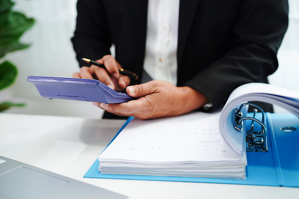 포토 JPG 해외이미지 직업 교육 종이 비즈니스 스트레스 직장 사람없음 책 금융 사무실 쌓기 자료 정보 업무 잡지 계획 인쇄 종업원 읽기 책상 분석 계약 보고서 준비 경영자 문서 파일 바쁨 폴더 법 수납 비서 바인더 시트 서명 경영 계좌 프로젝트 해외202309 해외포토 가구 컨셉 회사 모션 간행물 경제 사무용품 작업 리더 파일형식