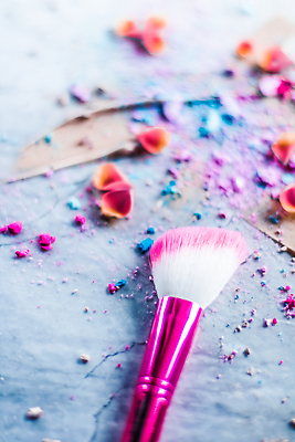 포토 JPG 해외이미지 백그라운드 사람없음 화려 가루 크림 질감 아이섀도 메이크업브러쉬 파운데이션 해외202309 해외포토 컨셉 화장품 붓 파일형식