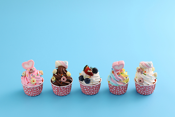 포토 JPG 해외이미지 딸기 사람없음 장식 여러개 하트 달콤 컵케이크 시리얼 생크림 파란배경 블루베리 일렬 마시멜로우 금박장식 스프링클 해외202309 해외포토 모양 음식 다수 백그라운드 과일 디저트 파란색 케이크 맛 크림 파일형식