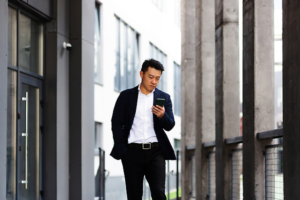 포토 JPG 해외이미지 남자 한명 들기 동양인 상반신 성인 야외 스마트폰 비즈니스맨 출장 주머니손 성인남자한명만 해외202309 해외포토 1 비즈니스 모션 사람 인종 핸드폰 스마트기기 직장인 남자한명만 성인남자만 파일형식