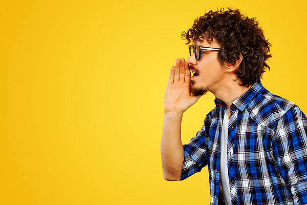 포토 JPG 해외이미지 백인 모델 1 라이프스타일 남자 행복 감정 유럽 얼굴 포즈 백그라운드 컨셉 셔츠 수염 실내 관리 한명 미소 소년 여름 파란색 선글라스 노란색 유행 외침 기쁨 입 콧수염 긍정 예술가 시끄러움 고립 사방 힙스터 해외202309 해외포토 서양인 계절 패션 나라 안경 어린이 컬러 상의 표정 사람 내부 생활 신체부위 소리 파일형식