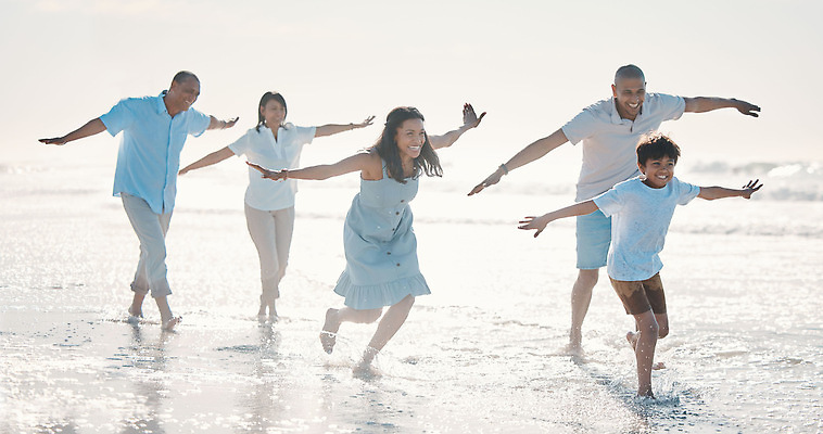 포토 JPG 해외이미지 전신 여자 할아버지 노년 남자 행복 할머니 어린이 여행 팔벌리기 함께함 소년 여러명 성인 해변 옆모습 모래사장 달리기 해외202309 해외포토 감정 바다 뷰포인트 다수 컨셉 모션 사람 파일형식