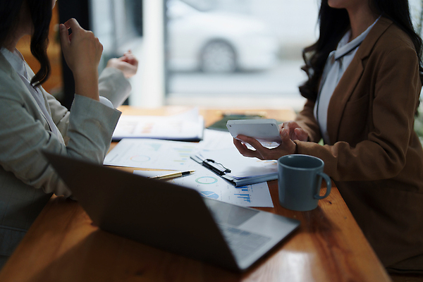 포토 JPG 해외이미지 직업 컨셉 비즈니스 통신 성공 회의 그래프 협력 설계 직장 대화 사람 두명 금융 노트북 컴퓨터 사무실 정보 성장 업무 작업 비즈니스맨 그룹 결과 계획 상담원 토론 분석 동료 보고서 문서 투자 회계 경영 마케팅 프로젝트 브레인스토밍 해외202309 해외포토 남자 회사 관계 말하기 경제 전자제품 직장인 사무원 파일형식