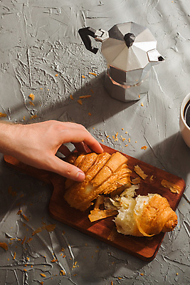 포토 JPG 해외이미지 손 아침 신체부위 하이앵글 잡기 아침식사 커피포트 크루아상 오브젝트 브런치 부스러기 해외202309 해외포토 주간 빵 뷰포인트 모션 주전자 사람 식사 파일형식