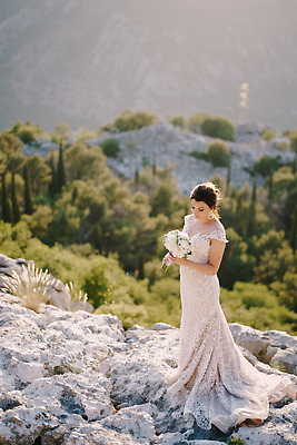 포토 JPG 해외이미지 나무 구름 헤어스타일 드레스 꽃 행복 꽃다발 여행 결혼 자연 하늘 결혼식 산 안테나 파노라마 사랑 한명 서기 풍경 해변 야외 초록색 여름 뷰티 귀걸이 낭만 아내 중세 언덕 장면 암초 그리너리 해외202309 해외포토 자연요소 식물 1 옷 계절 감정 바다 컬러 컨셉 장신구 통신 모션 촬영기법 사람 이벤트 역사 생태계 파일형식 트랜드컬러