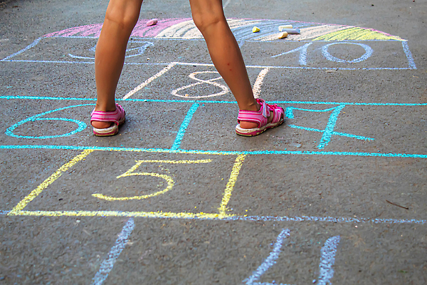 포토 JPG 해외이미지 라이프스타일 도로 어린이 스포츠 백그라운드 패턴 학교 발 놀이 거리 미술 사람없음 야외 여름 숫자 점프 페인트 회색 게임 흰색 도시 보행로 클래식 놀이터 아스팔트 땅 그림 분필 정사각형 직사각형 땅바닥 해외202309 해외포토 도형 문자 계절 교육 길 컬러 컨셉 무늬 교통시설 모션 문화예술 바닥 사람 생활 신체부위 초크 파일형식